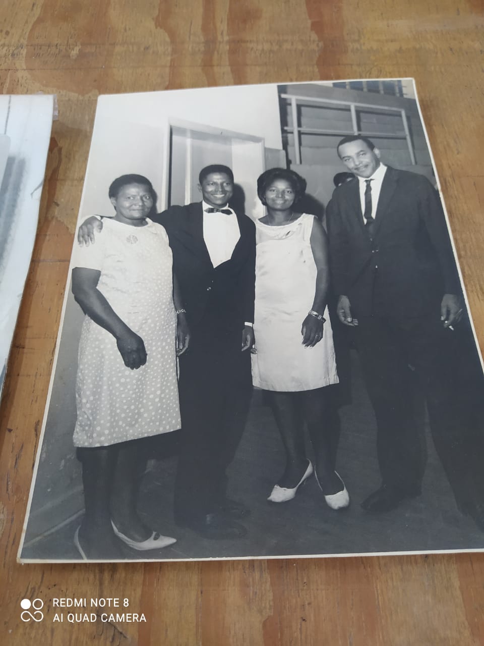 Fotografia em preto e branco de família em festa