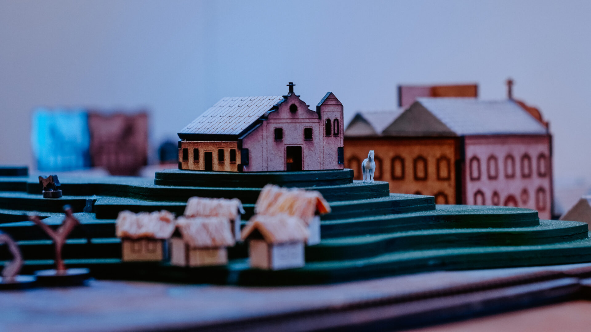 Fileira de sobrados em miniatura sobre a maquete