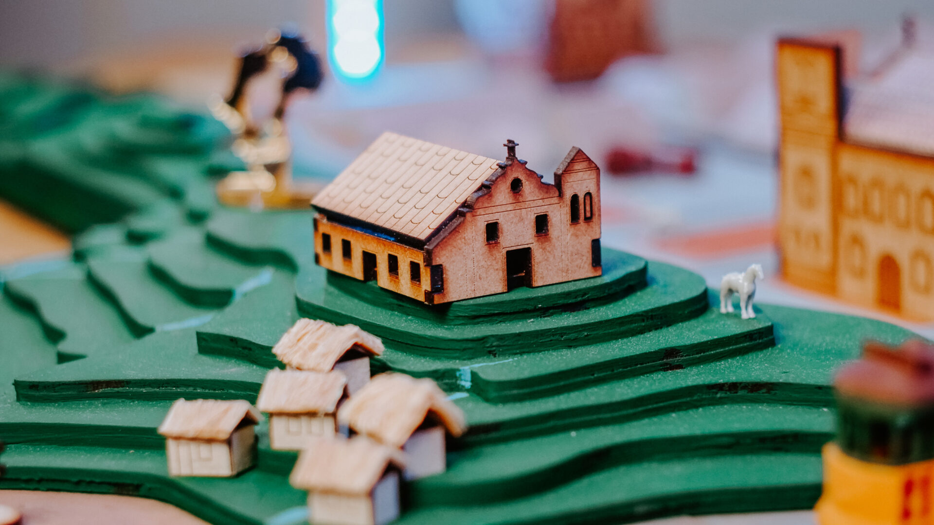 Casario e igreja sobre o morro da maquete