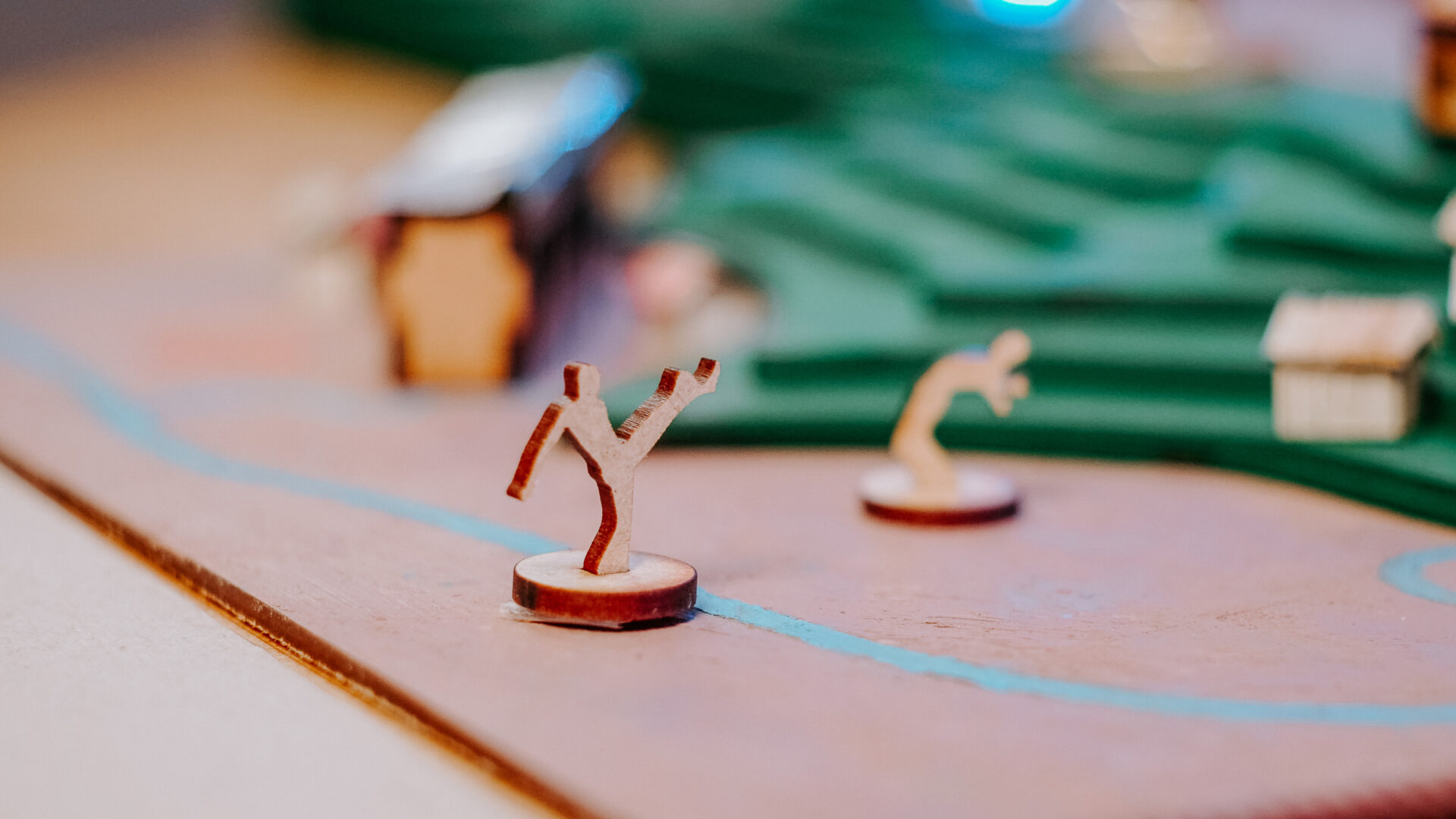 Figura em miniatura caminhando pela cidade