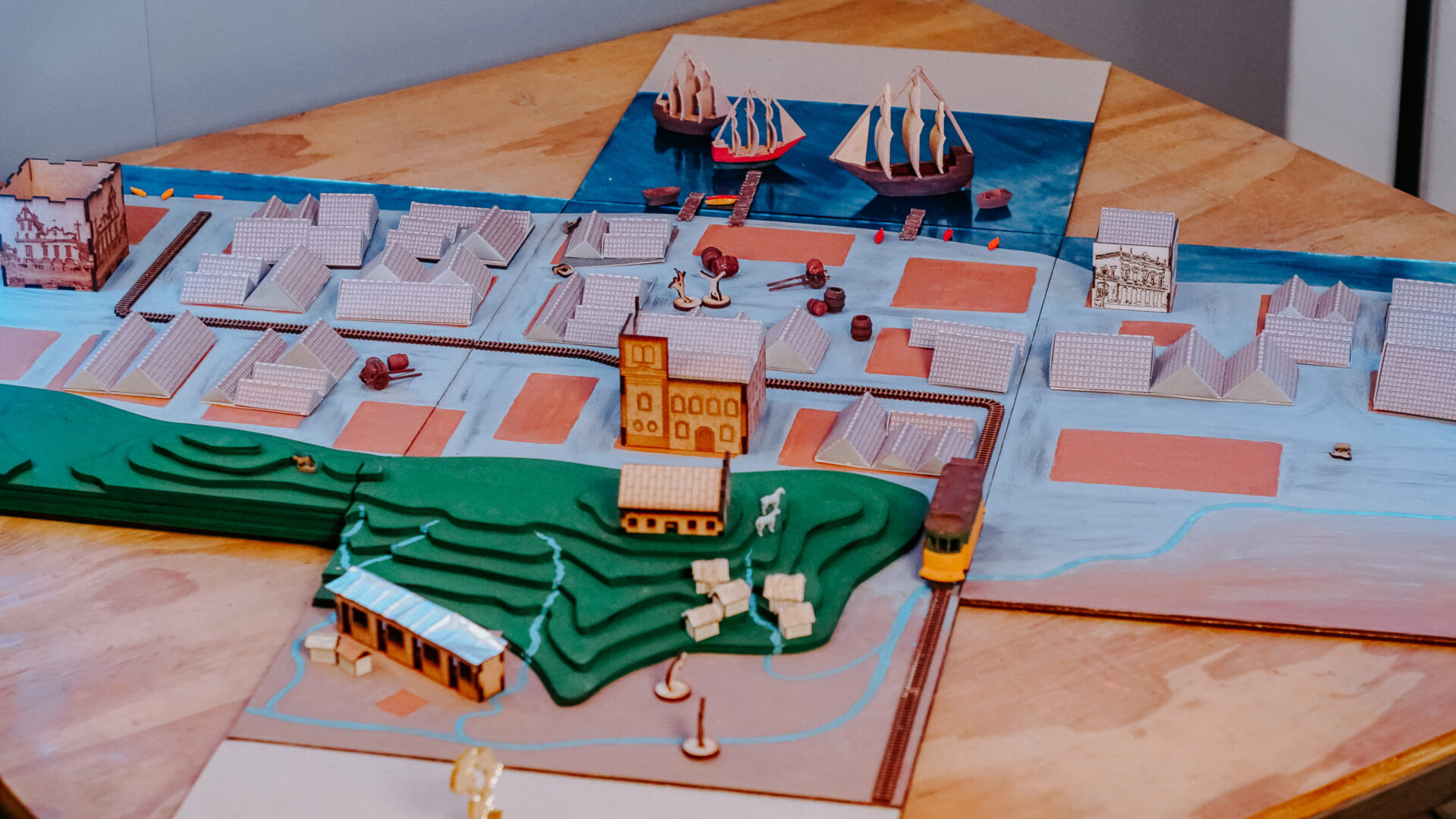 Maquete montada sobre a mesa, vista de conjunto