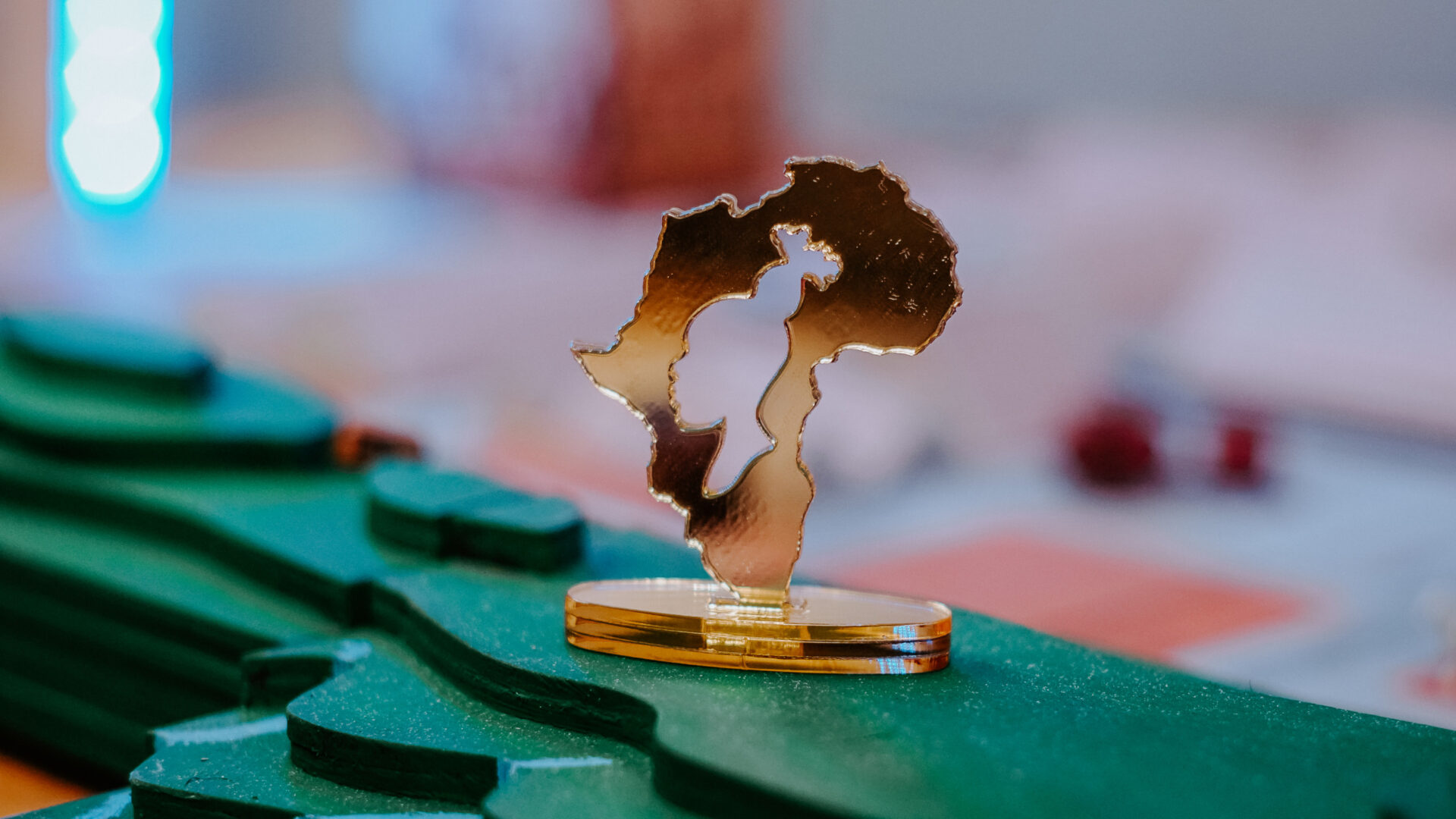 Silhueta do continente africano em acrílico dourado sobre a maquete