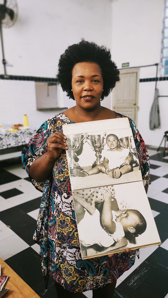 Participante segurando o álbum de retratos