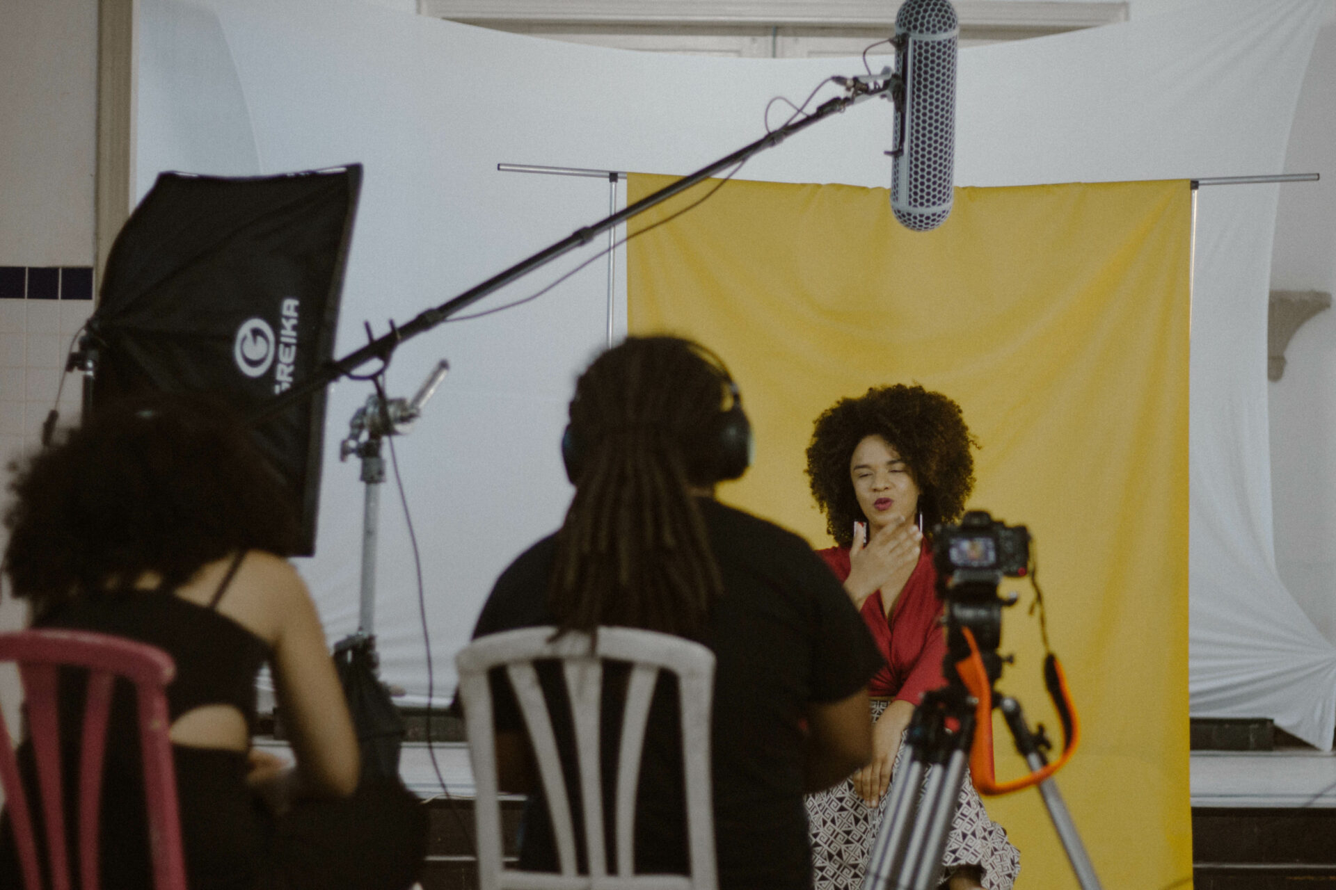 Entrevista sendo gravada em fundo amarelo